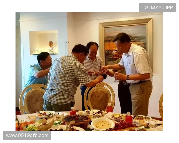 退役足球明星们重聚一堂合影留念展现昔日辉煌与友谊的美好瞬间